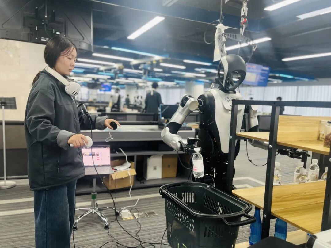 “00后”给机器人当“老师”！这个新职业太酷了