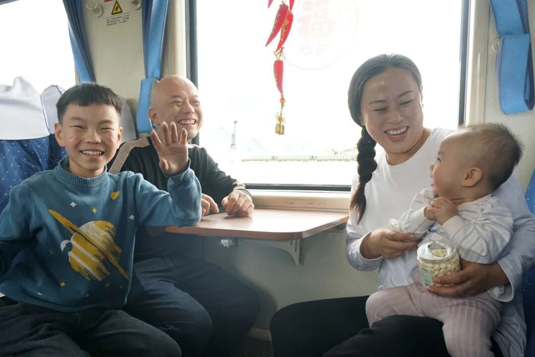 站站停!开行35年的列车,很特别! 站站停!开行35年的列车,很特别!