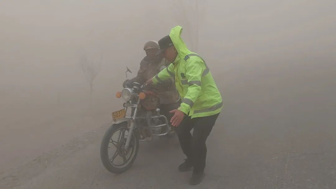 8级风沙，能见度不足10米，但他们的守护清晰可见