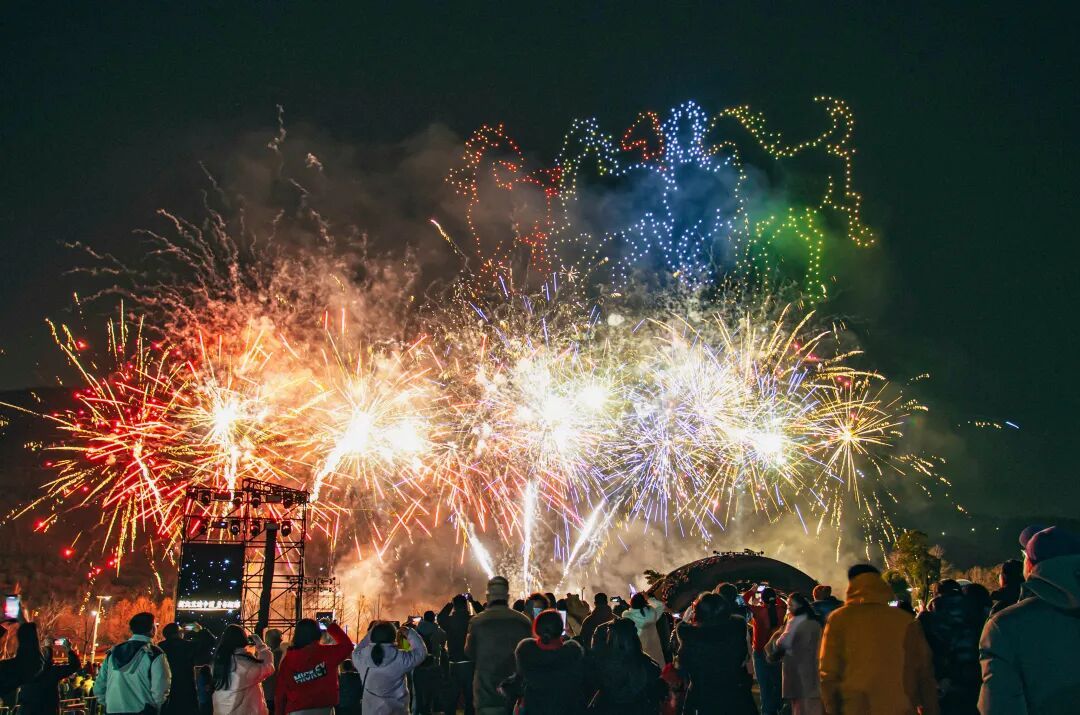 绝美!南京新春烟花秀燃出圈 绝美!南京新春烟花秀燃出圈