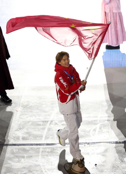 2026米兰冬奥会闭幕式，苏翊鸣手持五星红旗入场