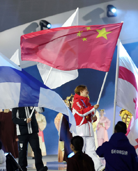 米兰冬奥会闭幕,中国队旗手入场 米兰冬奥会闭幕,中国队旗手入场