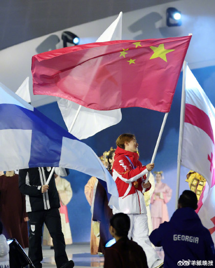 2026米兰冬奥会闭幕式，苏翊鸣手持五星红旗入场