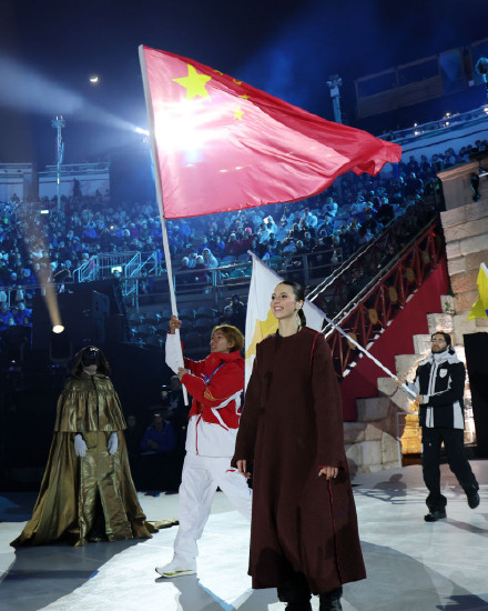 米兰冬奥会闭幕,中国队旗手入场 米兰冬奥会闭幕,中国队旗手入场