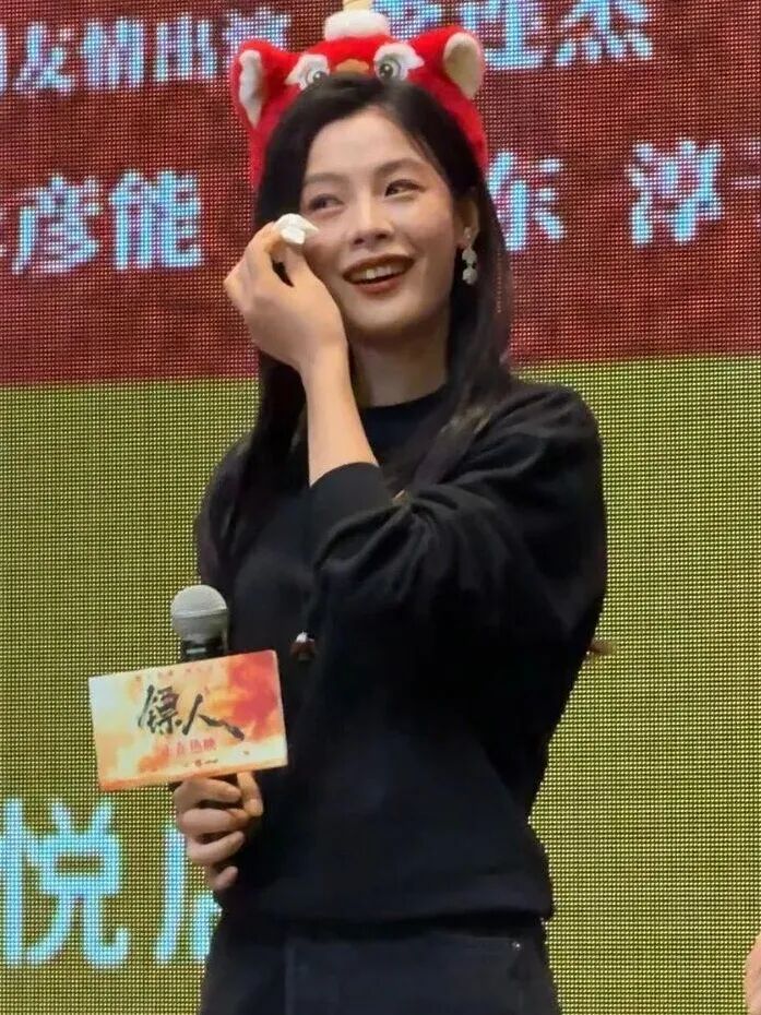 知名女演员来武汉!现场落泪:把命都交代出去了 知名女演员来武汉!现场落泪:把命都交代出去了