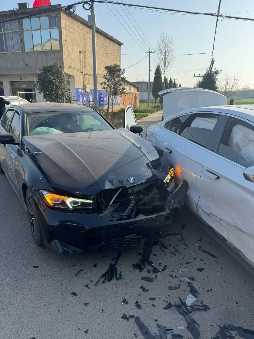 6个气囊全部弹出、大灯爆裂、挡风玻璃也碎了…小伙上个月才还清宝马车贷! 6个气囊全部弹出、大灯爆裂、挡风玻璃也碎了…小伙上个月才还清宝马车贷!