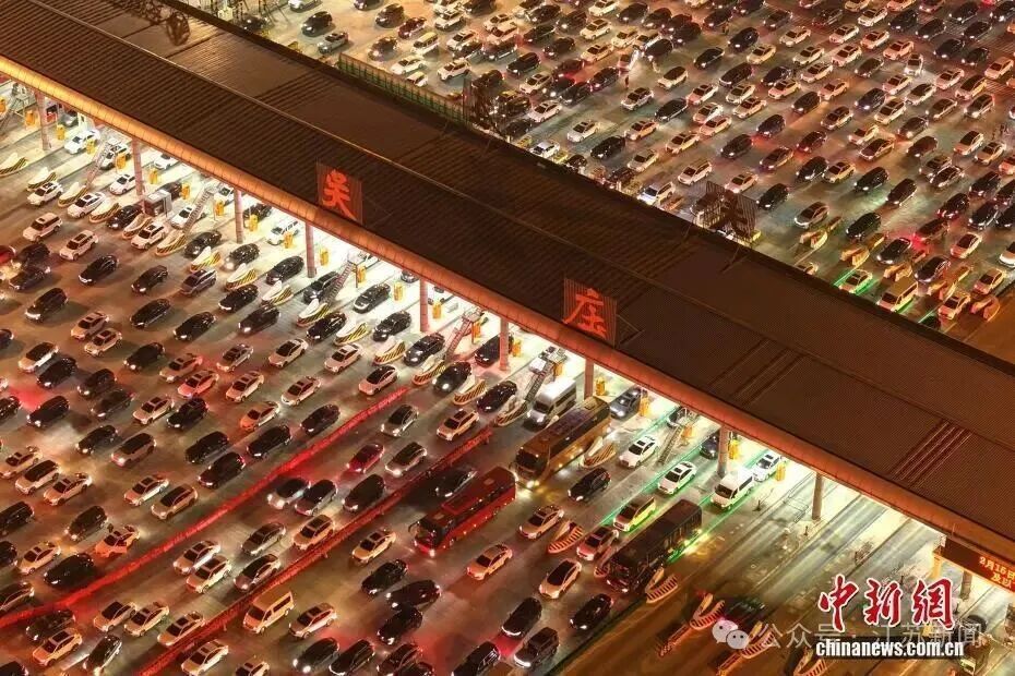 震撼!中国最大高速收费站迎返程高峰,皖苏交界处车流汇聚如星河 震撼!中国最大高速收费站迎返程高峰,皖苏交界处车流汇聚如星河