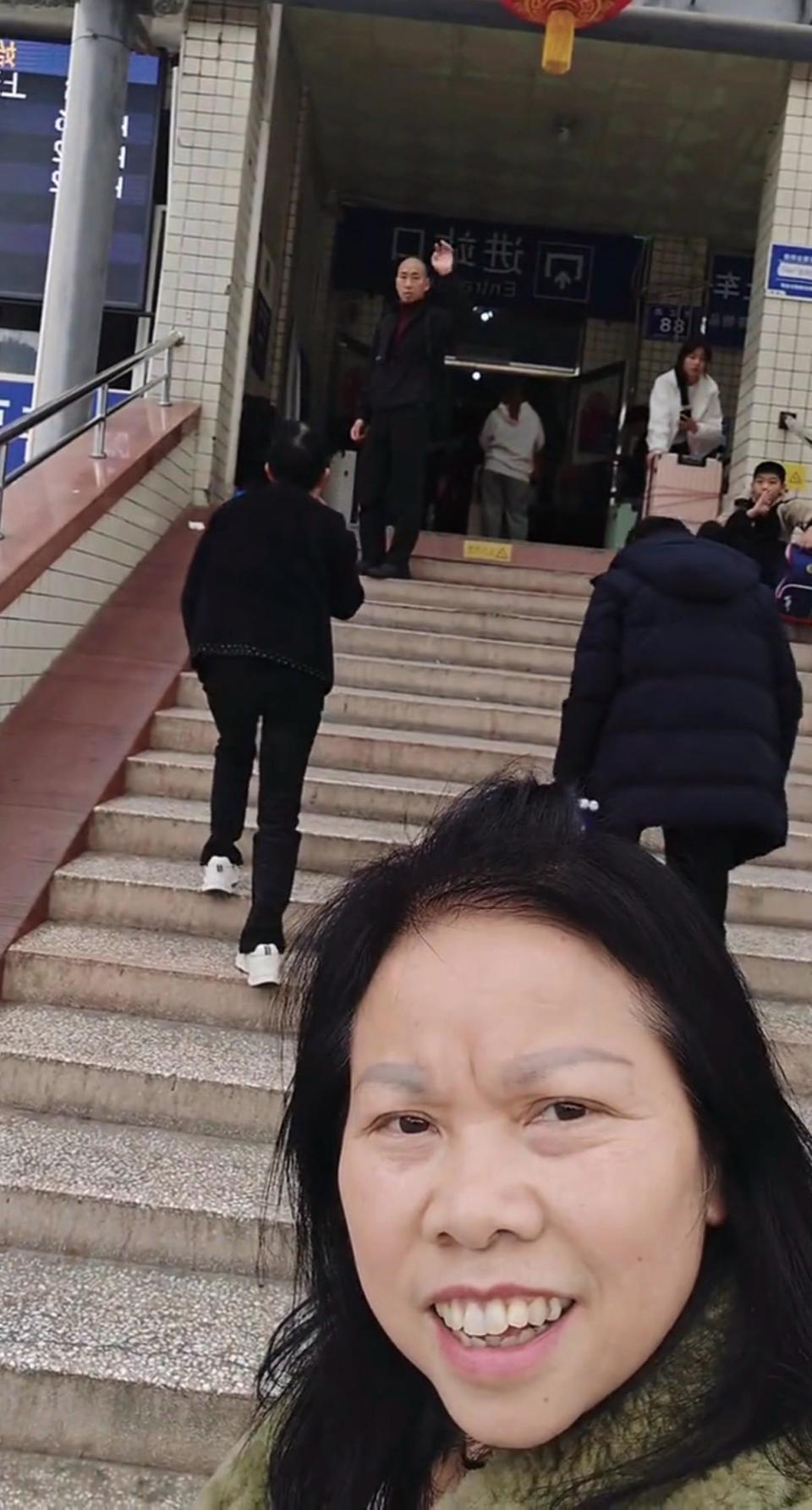 “写文案没轻没重”的贵州阿姨送别“光头强”引网友共情，一篇春节长文塞满儿时年味