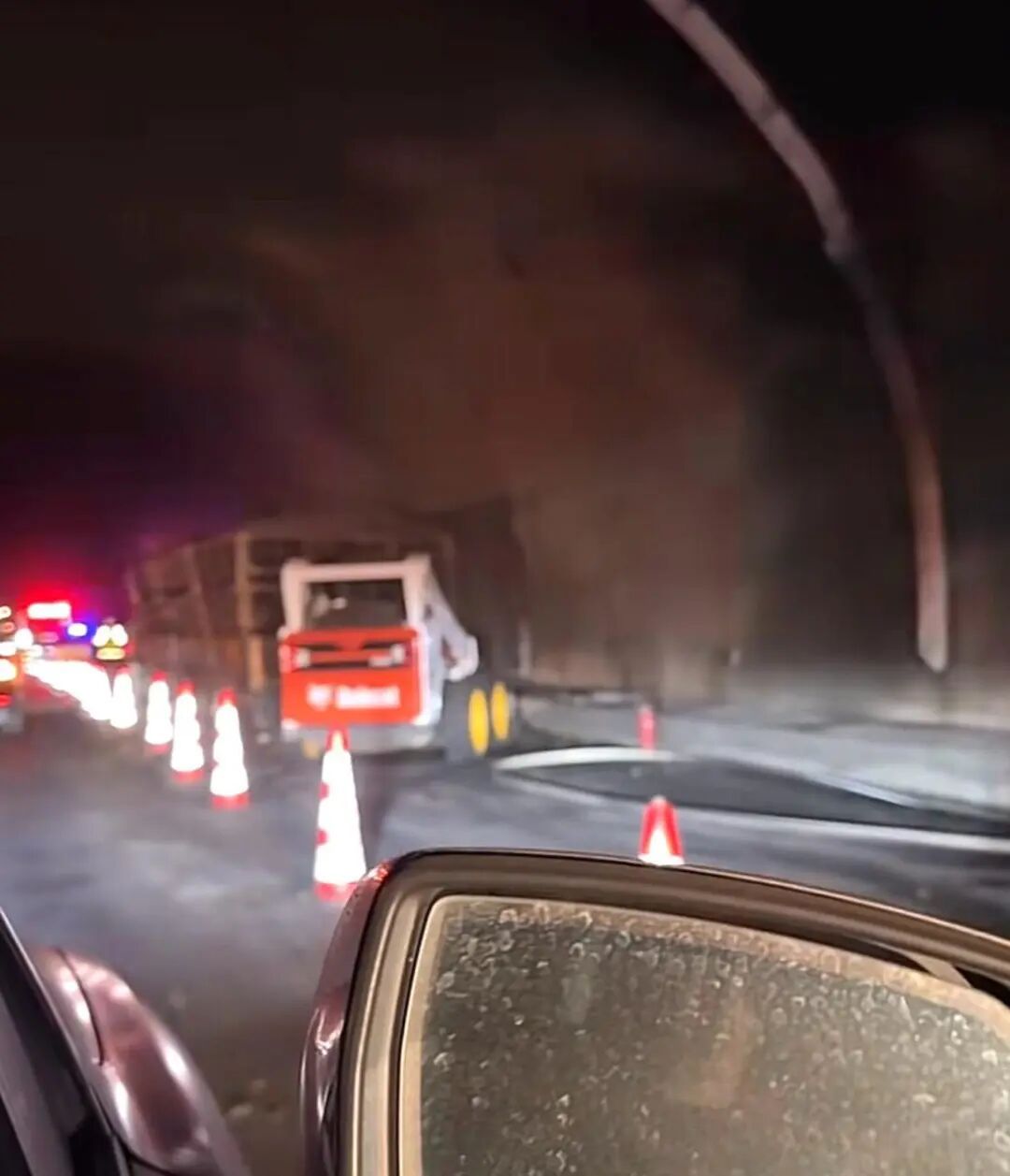 “听到三声巨响”!京昆高速一隧道货车突然起火,官方通报 “听到三声巨响”!京昆高速一隧道货车突然起火,官方通报