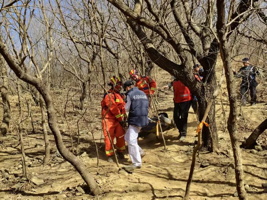 驴友登山不慎崴脚 消防及时救援脱险 驴友登山不慎崴脚 消防及时救援脱险
