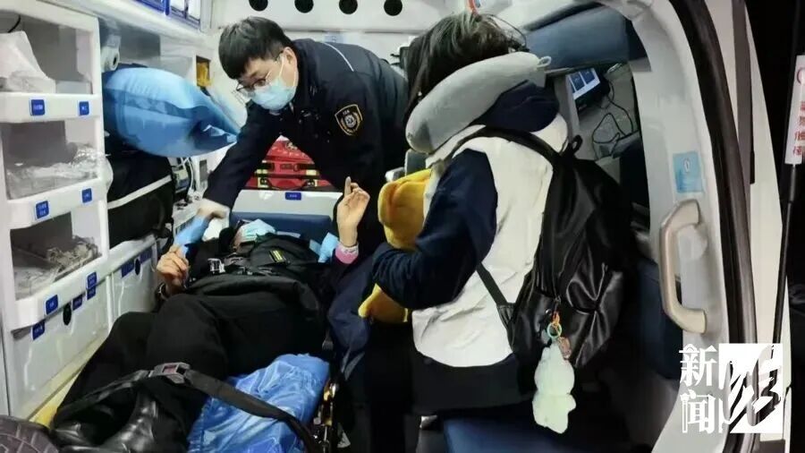 事发上海高速!司机突然四肢瘫软病情恶化,120因拥堵无法抵达... 事发上海高速!司机突然四肢瘫软病情恶化,120因拥堵无法抵达...