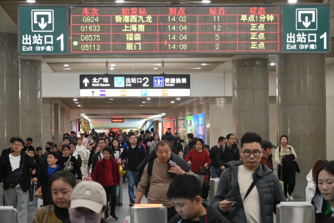 正月初七福州火车站客流攀升，多地车票已基本售罄