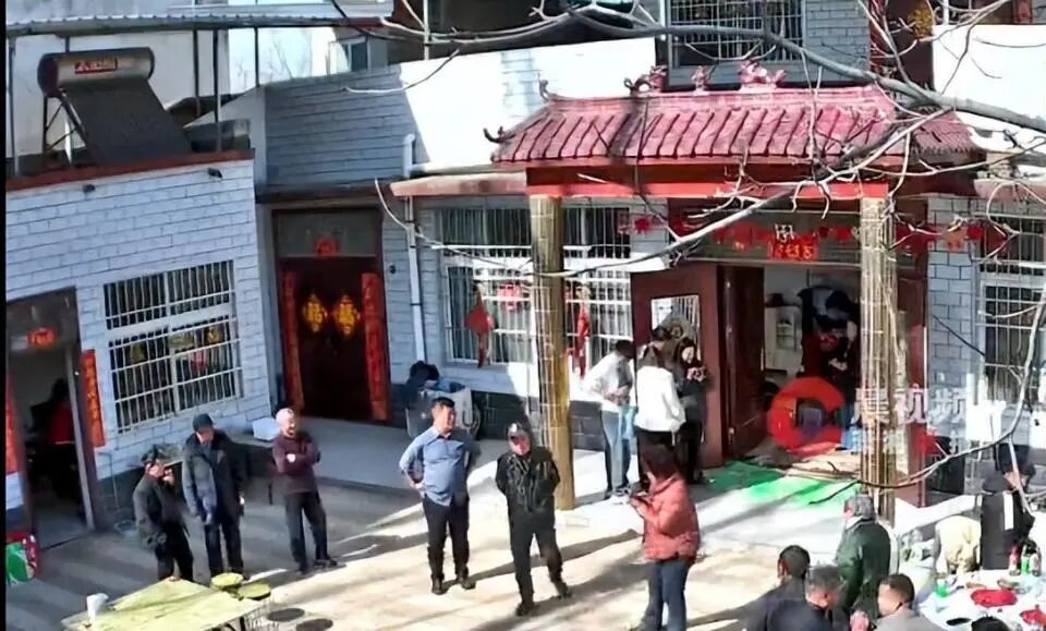 “充电器一拔，又是一年”，亲友欢聚2小时各自离去，男子回看监控落泪