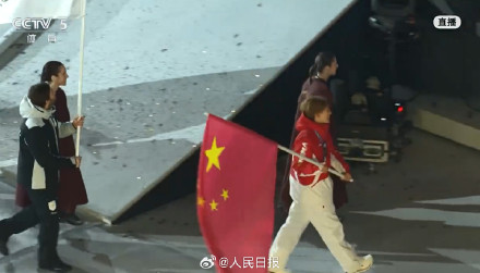 骄傲转存！中国队旗手入场