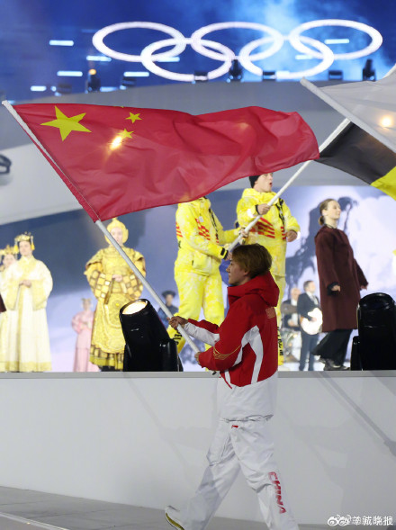 2026米兰冬奥会闭幕式，苏翊鸣手持五星红旗入场