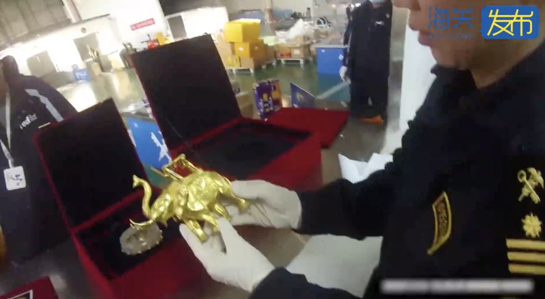 首都机场海关查获6件清代文物,有金饰、水晶嵌金佛钵、金象 首都机场海关查获6件清代文物,有金饰、水晶嵌金佛钵、金象