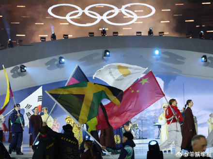 2026米兰冬奥会闭幕式，苏翊鸣手持五星红旗入场