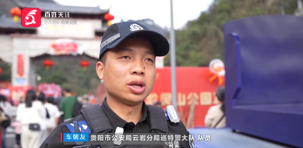 贵阳黔灵山公园游人如织,行李往哪搁?有人急中生智找到了最安全的“物品寄存点” 贵阳黔灵山公园游人如织,行李往哪搁?有人急中生智找到了最安全的“物品寄存点”