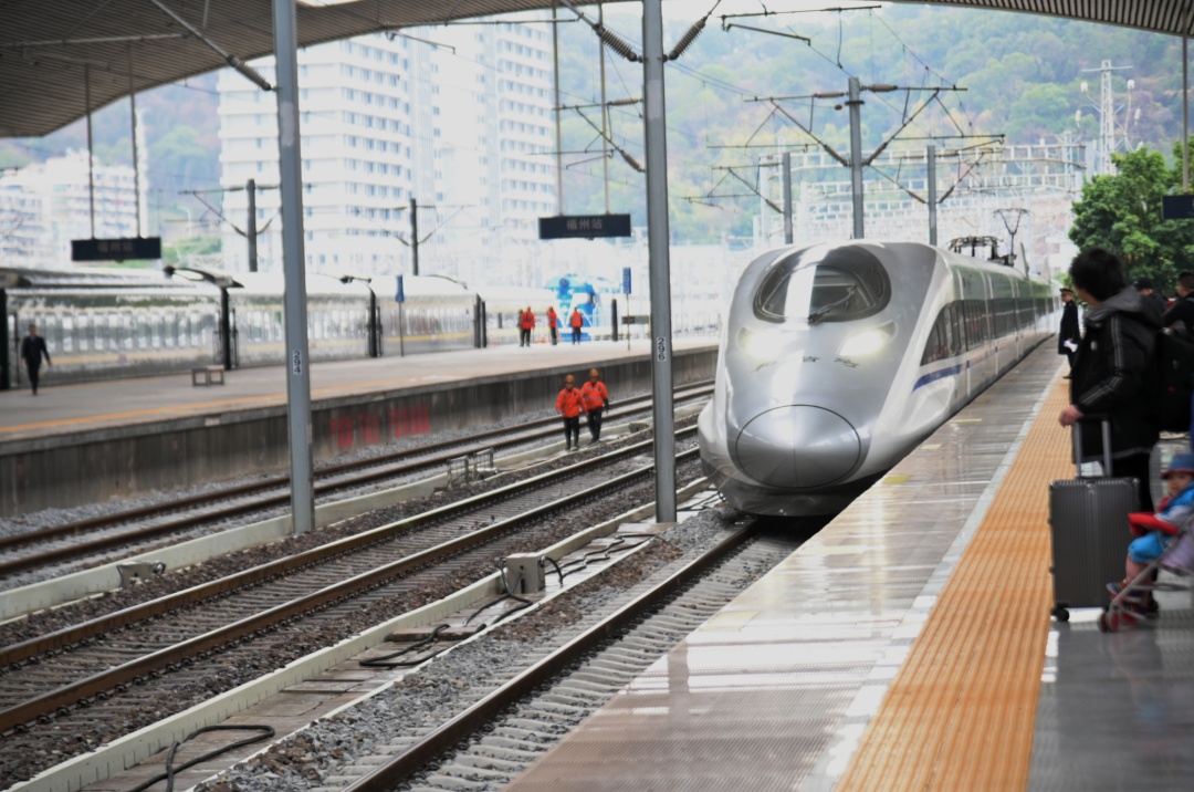 正月初七福州火车站客流攀升，多地车票已基本售罄