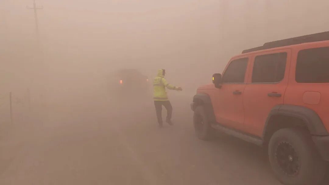8级风沙，能见度不足10米，但他们的守护清晰可见