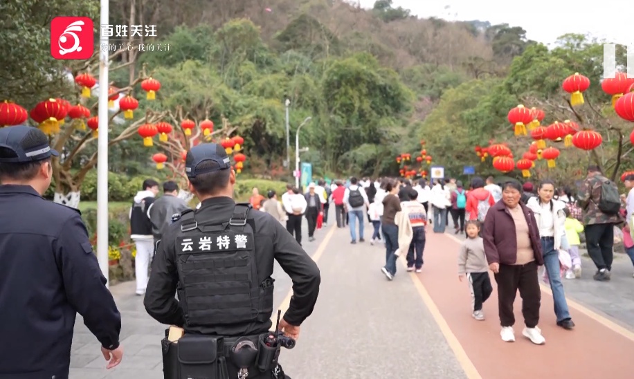 贵阳黔灵山公园游人如织,行李往哪搁?有人急中生智找到了最安全的“物品寄存点” 贵阳黔灵山公园游人如织,行李往哪搁?有人急中生智找到了最安全的“物品寄存点”