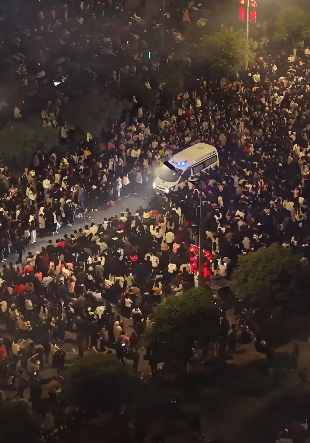 最朴素的反应！数万游客为救护车让出1.5公里“生命通道”，烟花停放数分钟