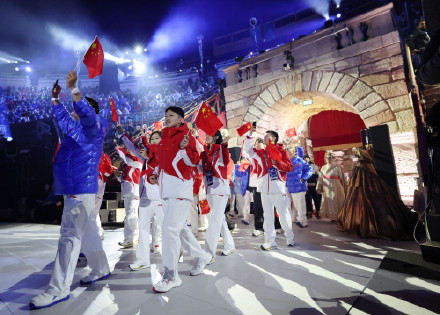 米兰冬奥会闭幕,中国队旗手入场 米兰冬奥会闭幕,中国队旗手入场