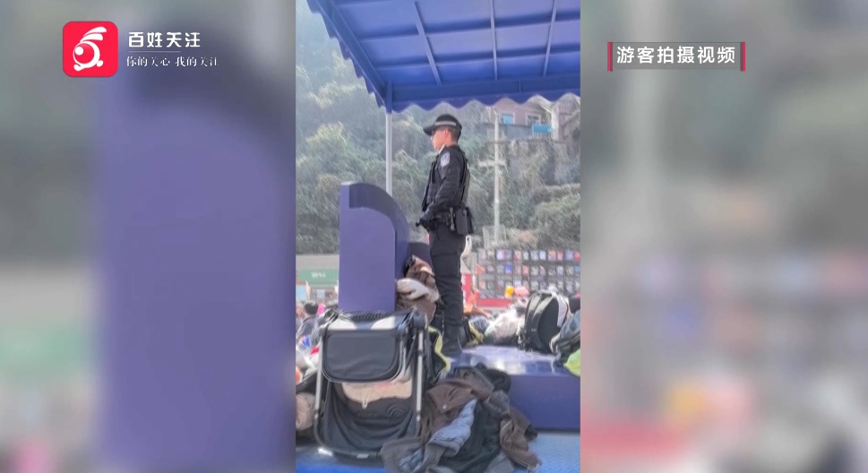 贵阳黔灵山公园游人如织,行李往哪搁?有人急中生智找到了最安全的“物品寄存点” 贵阳黔灵山公园游人如织,行李往哪搁?有人急中生智找到了最安全的“物品寄存点”