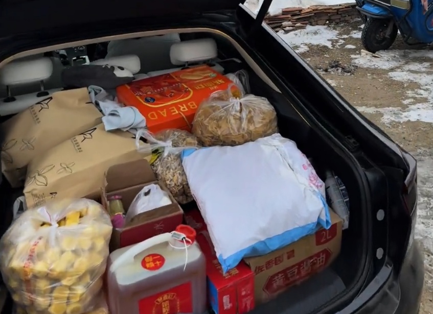 “充电器一拔，又是一年”，亲友欢聚2小时各自离去，男子回看监控落泪