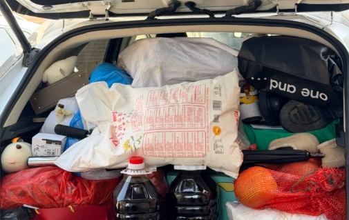 “充电器一拔，又是一年”，亲友欢聚2小时各自离去，男子回看监控落泪