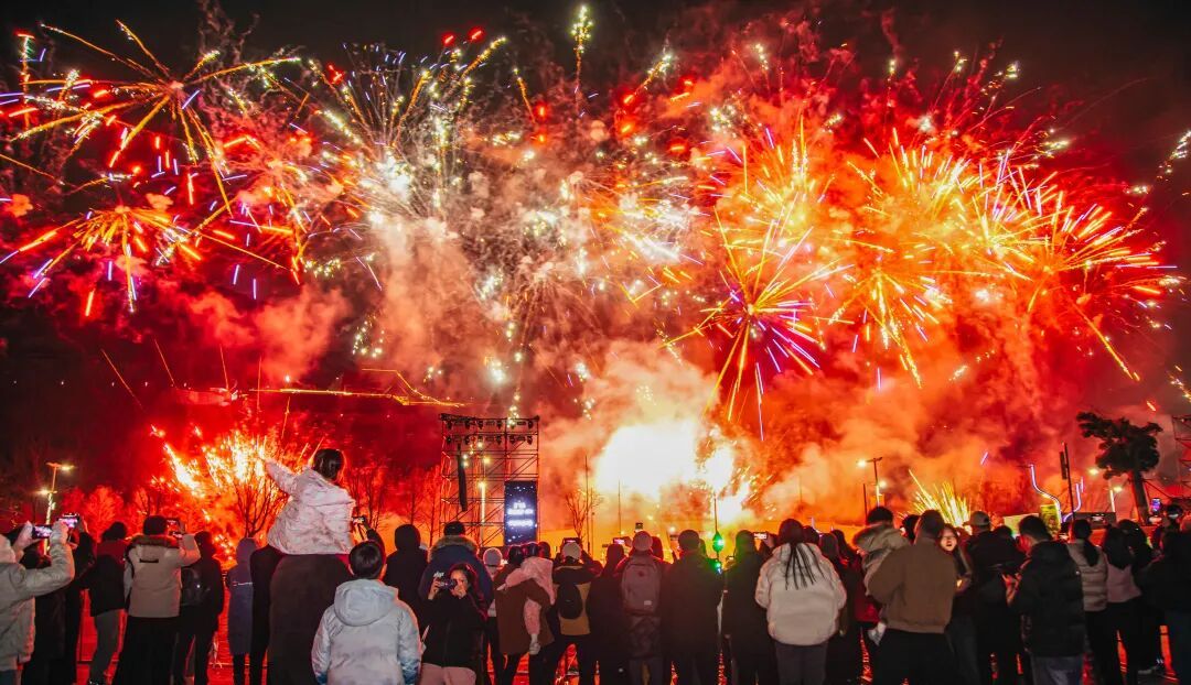 绝美!南京新春烟花秀燃出圈 绝美!南京新春烟花秀燃出圈