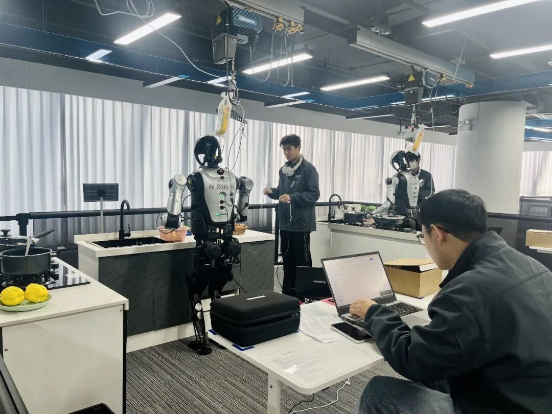 “00后”给机器人当“老师”！这个新职业太酷了