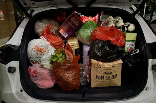 “充电器一拔，又是一年”，亲友欢聚2小时各自离去，男子回看监控落泪