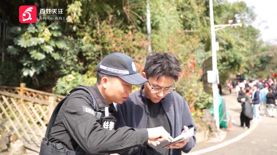 贵阳黔灵山公园游人如织,行李往哪搁?有人急中生智找到了最安全的“物品寄存点” 贵阳黔灵山公园游人如织,行李往哪搁?有人急中生智找到了最安全的“物品寄存点”