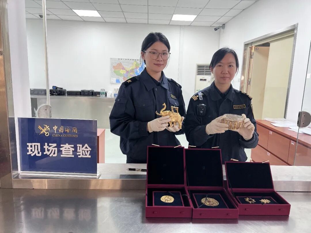 首都机场海关查获6件清代文物,有金饰、水晶嵌金佛钵、金象 首都机场海关查获6件清代文物,有金饰、水晶嵌金佛钵、金象