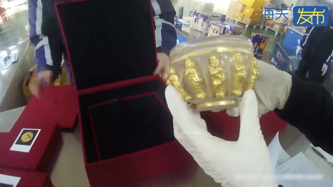 首都机场海关查获6件清代文物,有金饰、水晶嵌金佛钵、金象 首都机场海关查获6件清代文物,有金饰、水晶嵌金佛钵、金象
