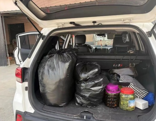 “充电器一拔，又是一年”，亲友欢聚2小时各自离去，男子回看监控落泪