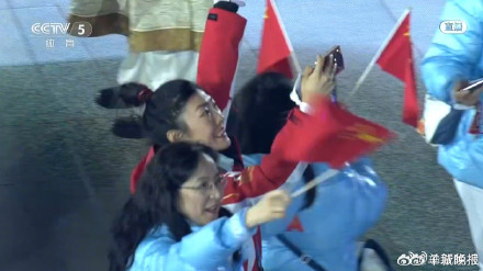 2026米兰冬奥会闭幕式，苏翊鸣手持五星红旗入场