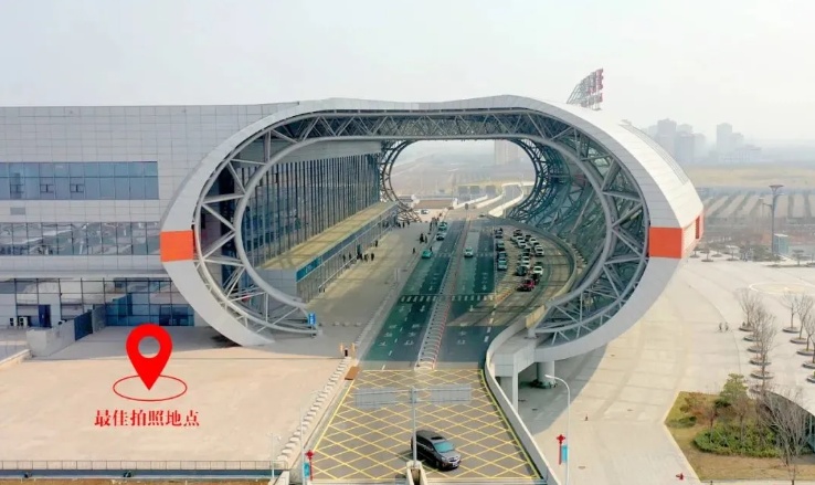 高铁站都“会比心”了？