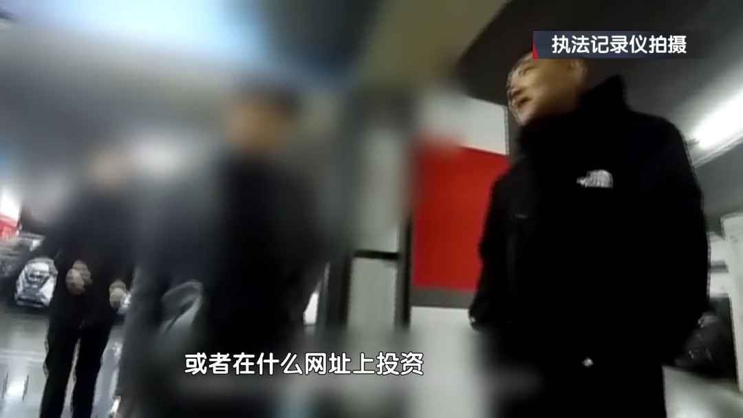 北京一男子要求购买200万元黄金,金店员工拿出手机:喂喂喂,是110吗? 北京一男子要求购买200万元黄金,金店员工拿出手机:喂喂喂,是110吗?