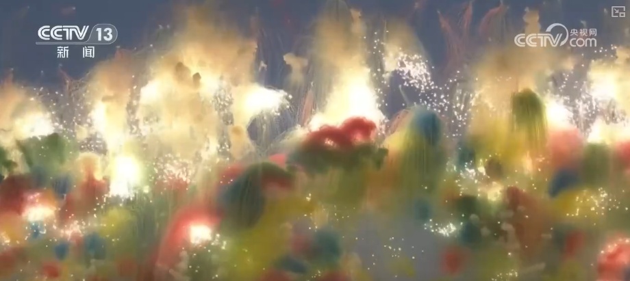 浪漫光影“绽放”浓浓年味 180秒探秘烟花背后“黑科技”