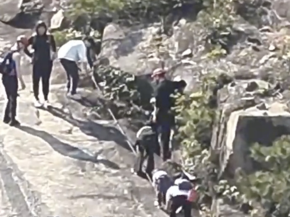两人跟风打卡被困“魔鬼崖”!救援人员下撤途中又发现8人... 两人跟风打卡被困“魔鬼崖”!救援人员下撤途中又发现8人...