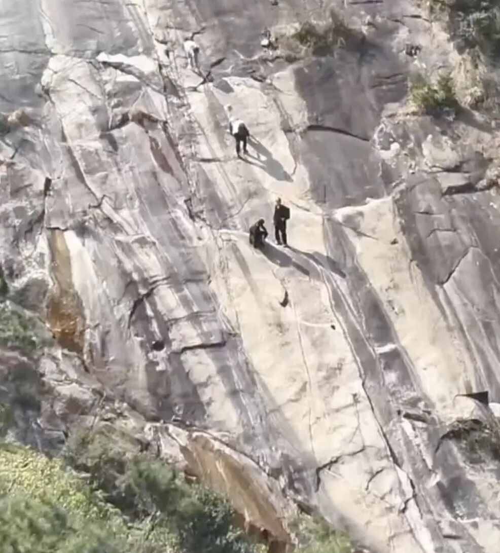 两人跟风打卡被困“魔鬼崖”!救援人员下撤途中又发现8人... 两人跟风打卡被困“魔鬼崖”!救援人员下撤途中又发现8人...