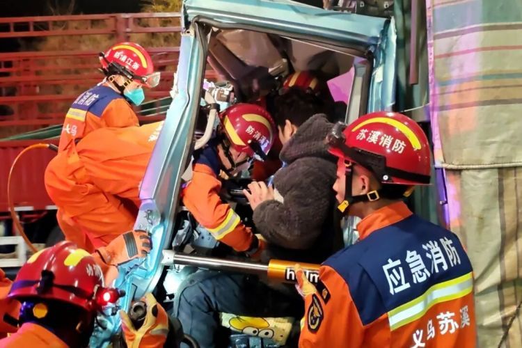 返程勿疲劳驾驶！前车司机：“整个半挂车都震了一下……”