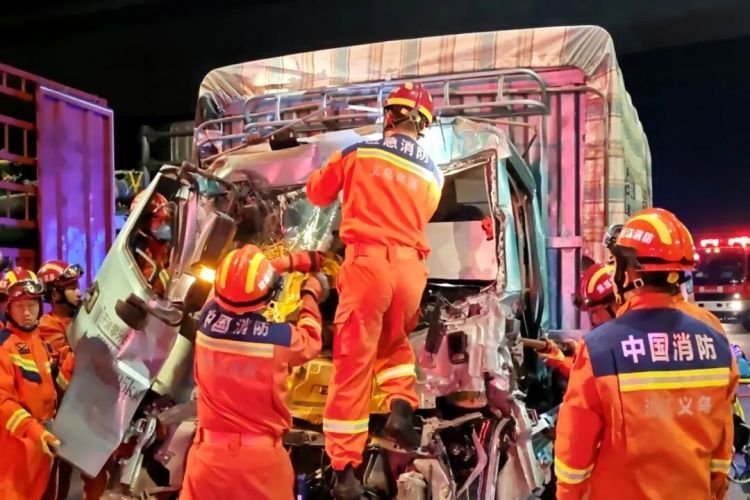 返程勿疲劳驾驶！前车司机：“整个半挂车都震了一下……”