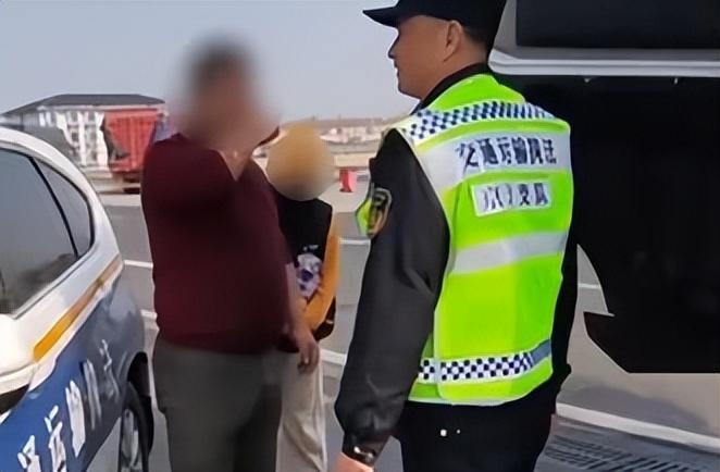 女子下车上厕所后发现被丈夫丢在服务区，当场崩溃！丈夫惊觉：没发现，很懊悔