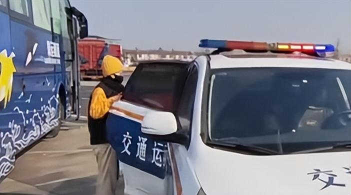 女子下车上厕所后发现被丈夫丢在服务区，当场崩溃！丈夫惊觉：没发现，很懊悔