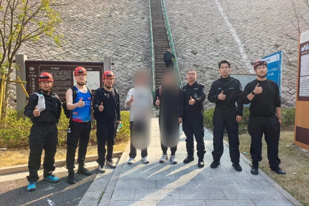 2名大学生跟风打卡被困“魔鬼崖”,警方提示→ 2名大学生跟风打卡被困“魔鬼崖”,警方提示→