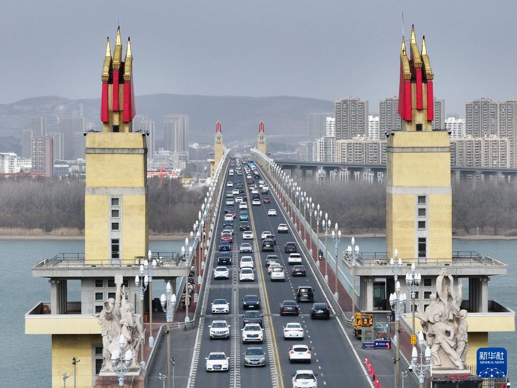 各地迎来春节假期返程高峰 各地迎来春节假期返程高峰
