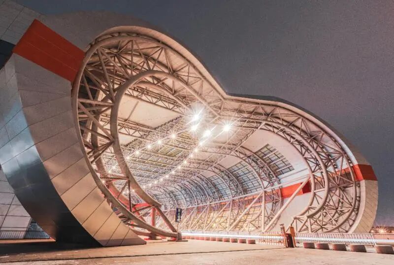 高铁站都“会比心”了？